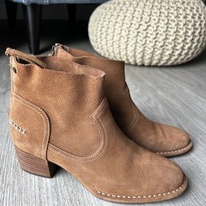 UGG boots, size 8, almost brand-new worn once